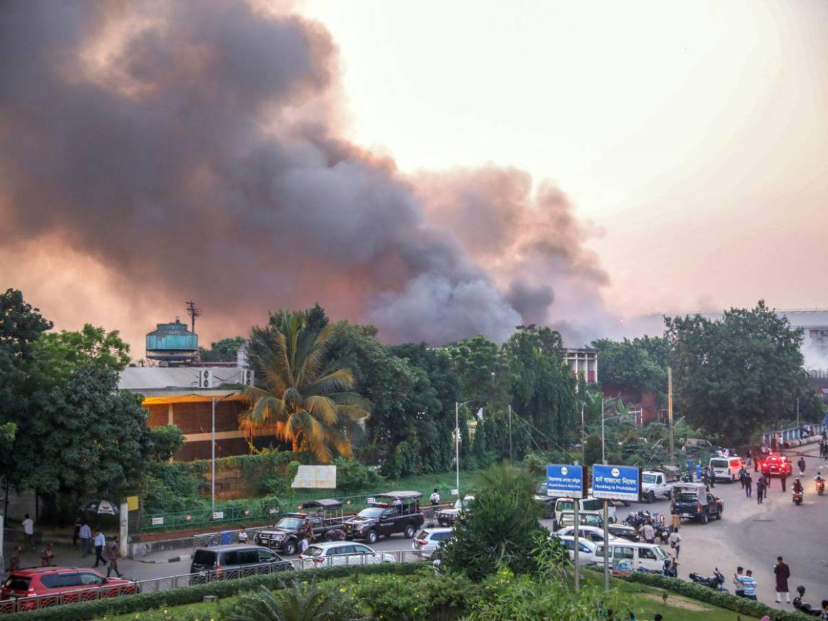 Sin vuelos por varias horas: incendio en aeropuerto de Bangladesh genera caos aéreo