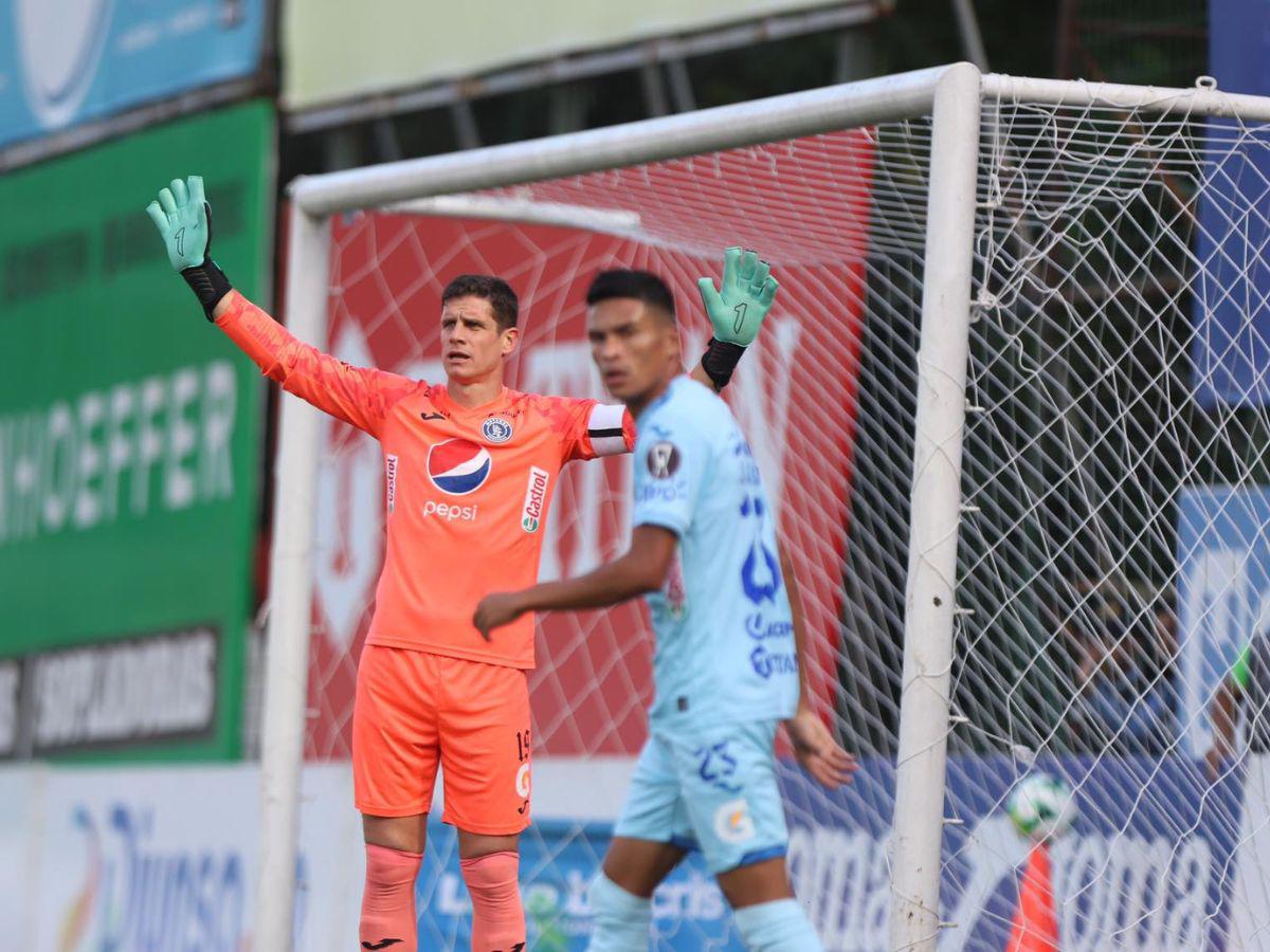 Marathón mantiene un fuerte asedio sobre la portería de Motagua con tiros de media distancia.