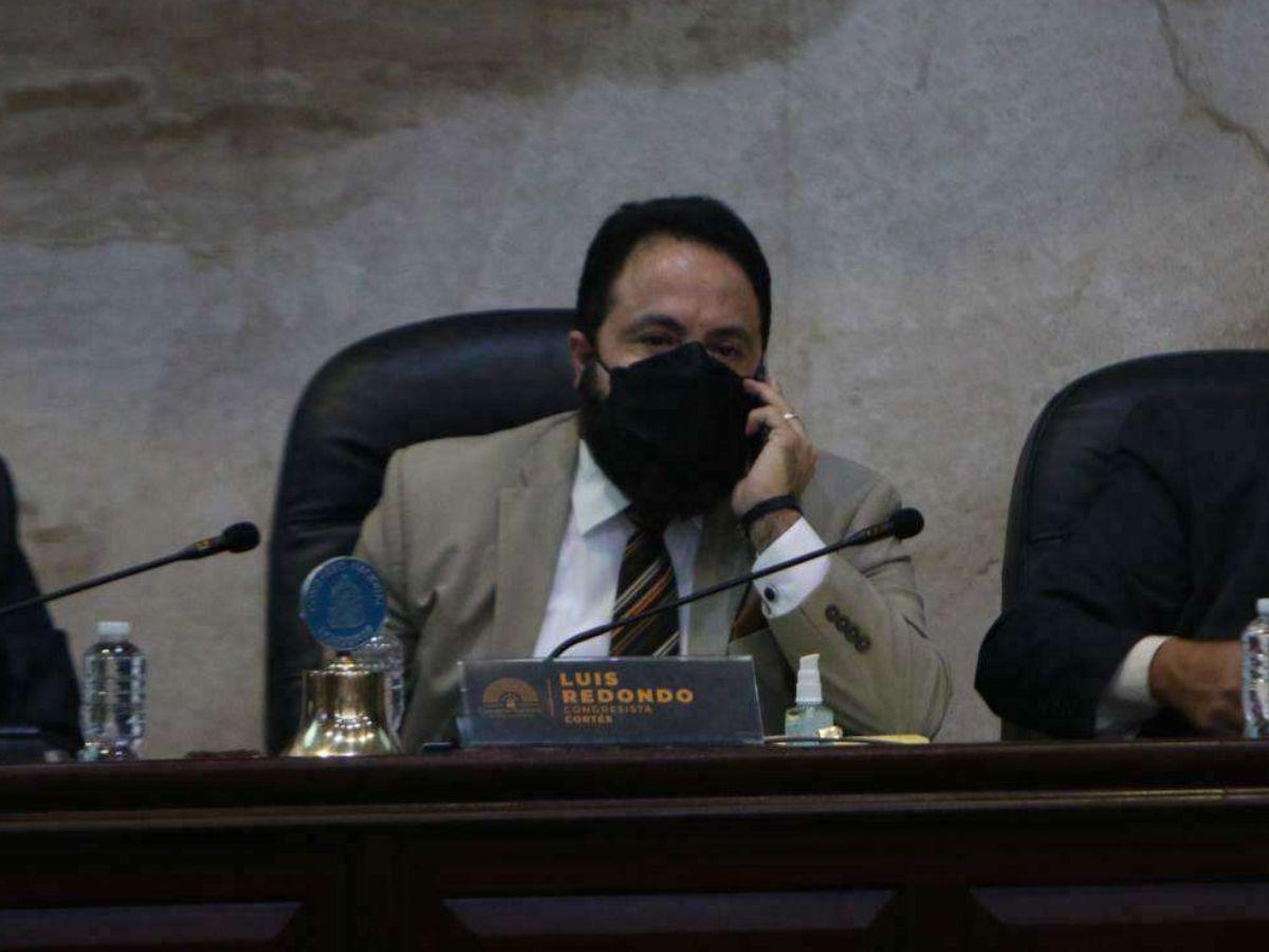 Le llueven críticas a Luis Redondo tras dar bono navideño de 100 mil lempiras a diputados