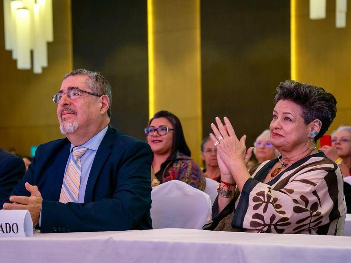 El nuevo presidente de Guatemala, Bernardo Arévalo y Lucrecia Peinado.