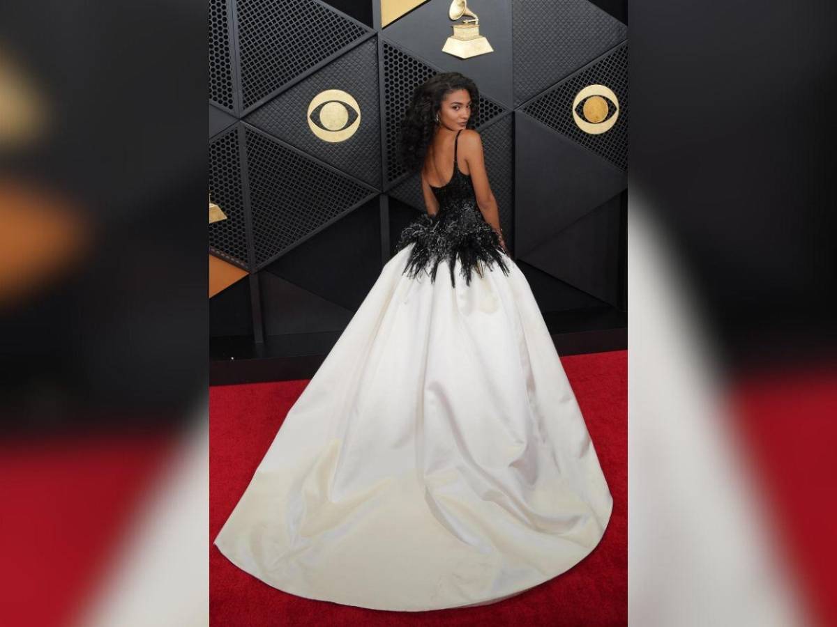 Plumas, transparencias y brillos: los protagonistas de la alfombra roja de los Grammys 2026