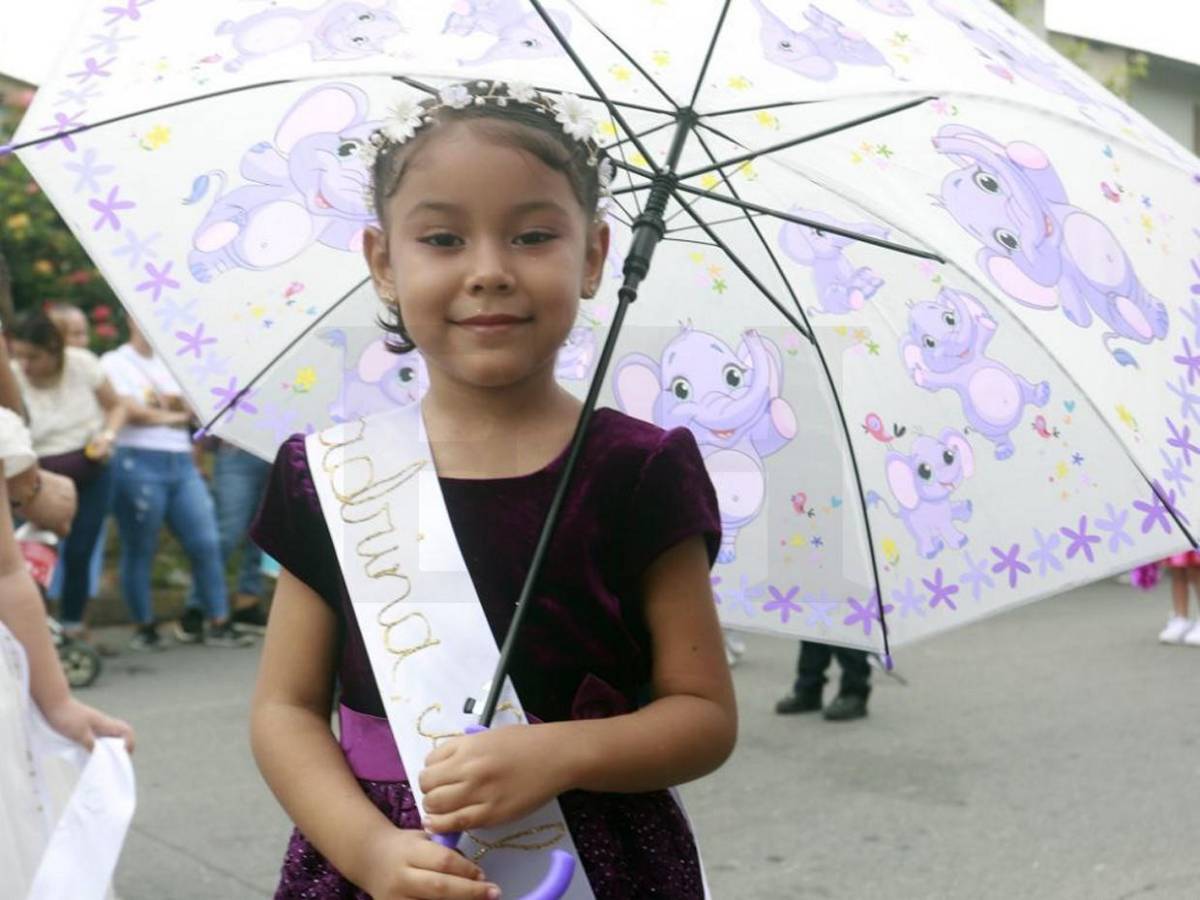 Colorido desfile en honor a la Patria en el Barrio Cabañas de San Pedro Sula