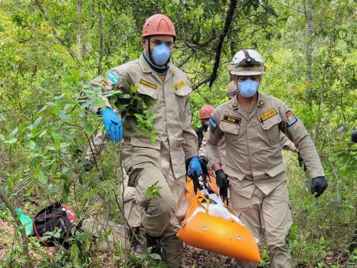 Momento en que personal de Cuerpo de Bomberos realiza el levantamiento del cuerpo de Elvin Josías Izaguirre (20).