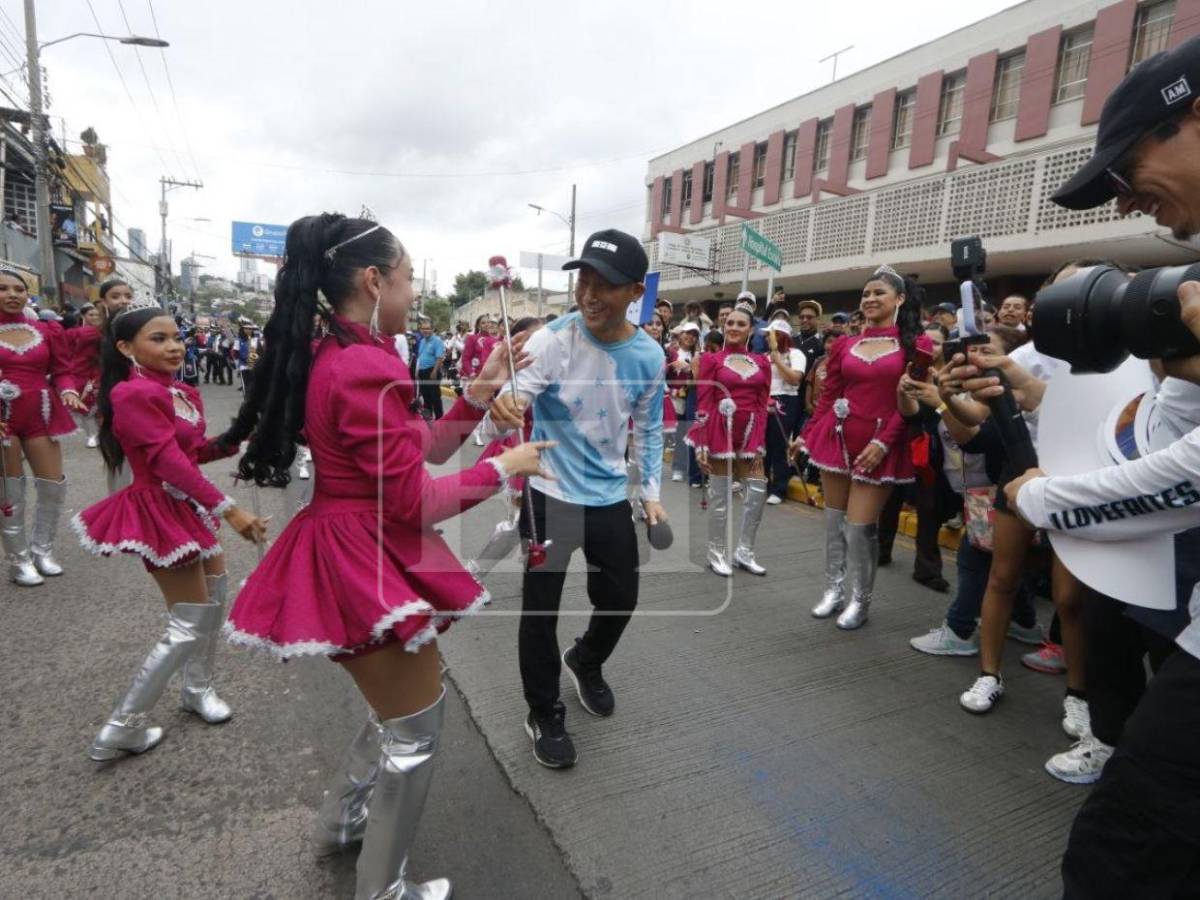 Colegialas ponen a bailar a Shin Fujiyama en los desfiles patrios 2026