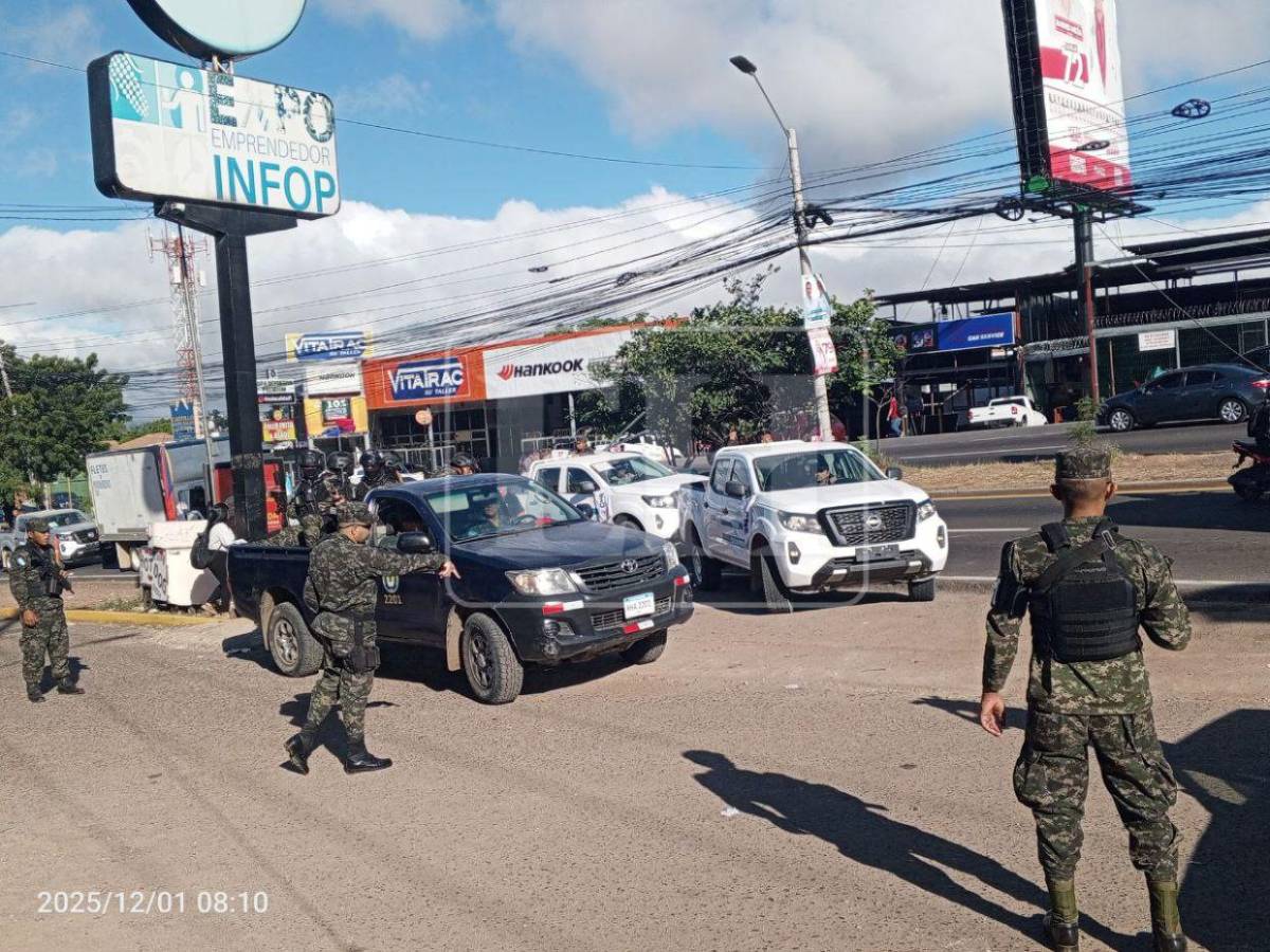 Bajo resguardo militar retornan camiones con material electoral a las bodegas del Infop