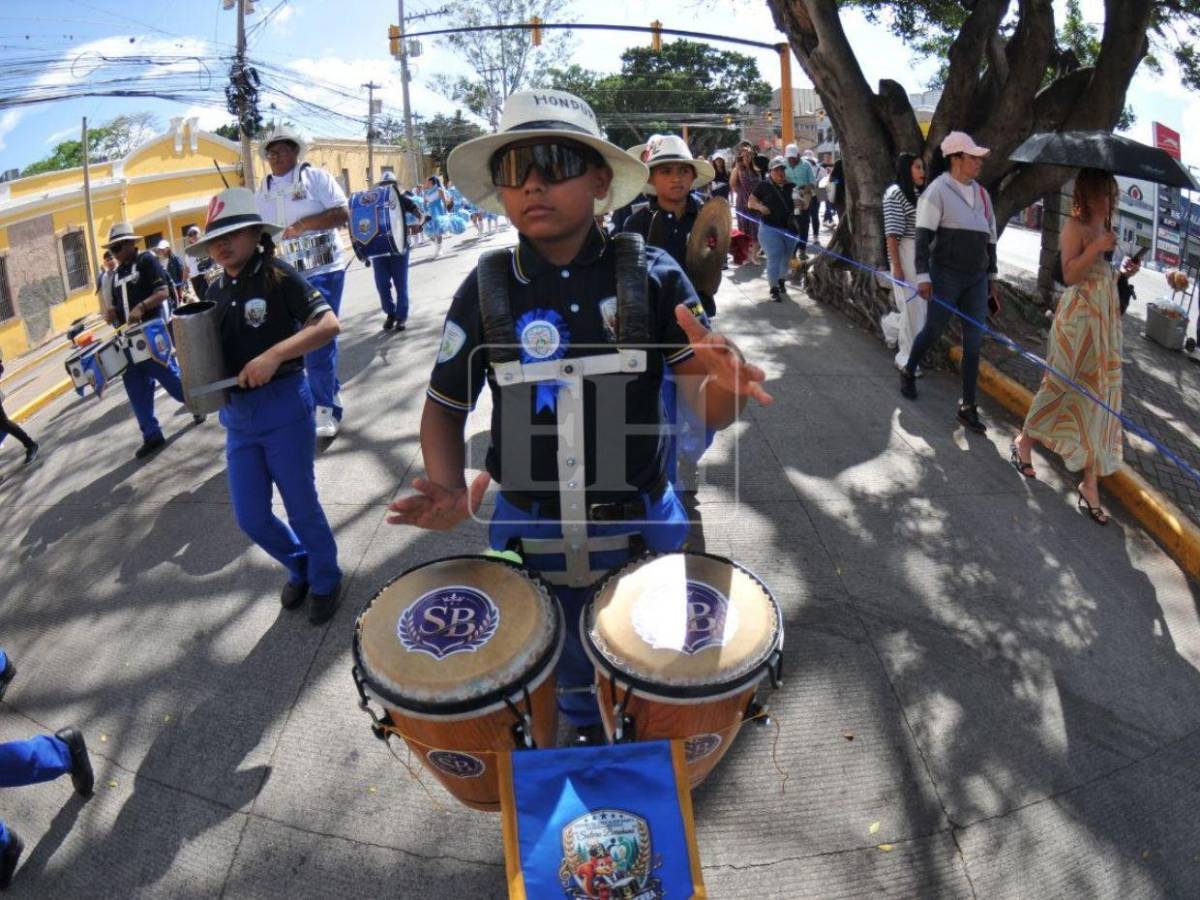 Bandas y palillonas engalanan los desfiles escolares en Tegucigalpa