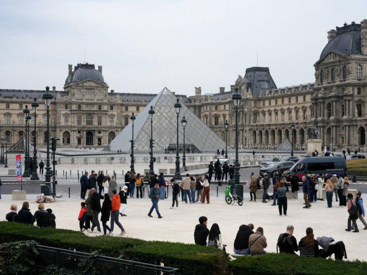 Roban joyas históricas del Museo del Louvre en París, en solo siete minutos