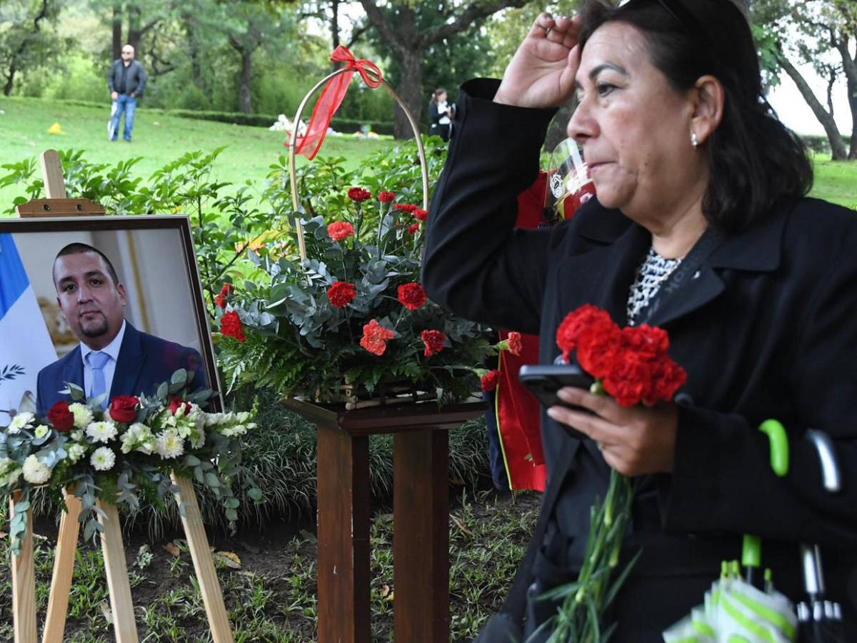 Rituales mayas y pedidos de justicia en masiva despedida a exfiscal Francisco Foppa en Guatemala