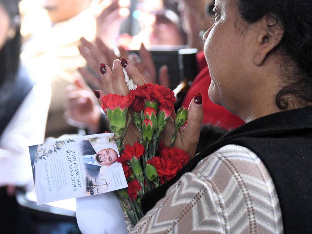 Rituales mayas y pedidos de justicia en masiva despedida a exfiscal Francisco Foppa en Guatemala