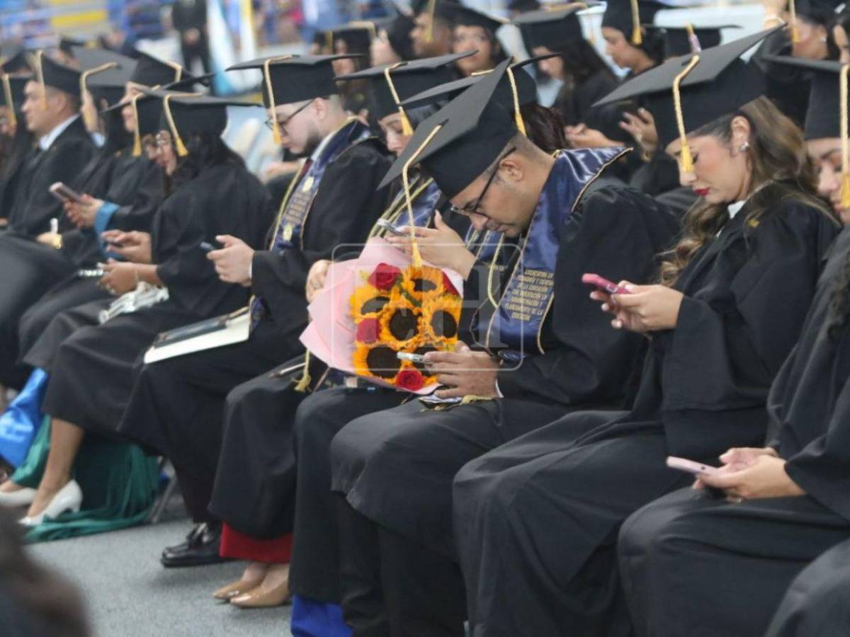 Un sueño hecho realidad: 1,074 nuevos profesionales reciben su título de la UNAH