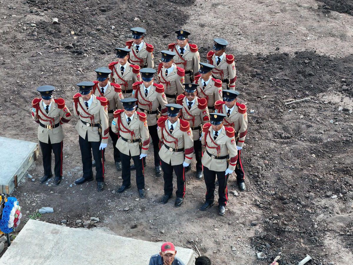 Con una camisa del Olimpia sobre el ataúd: así despidieron a policía que murió en enfrentamiento