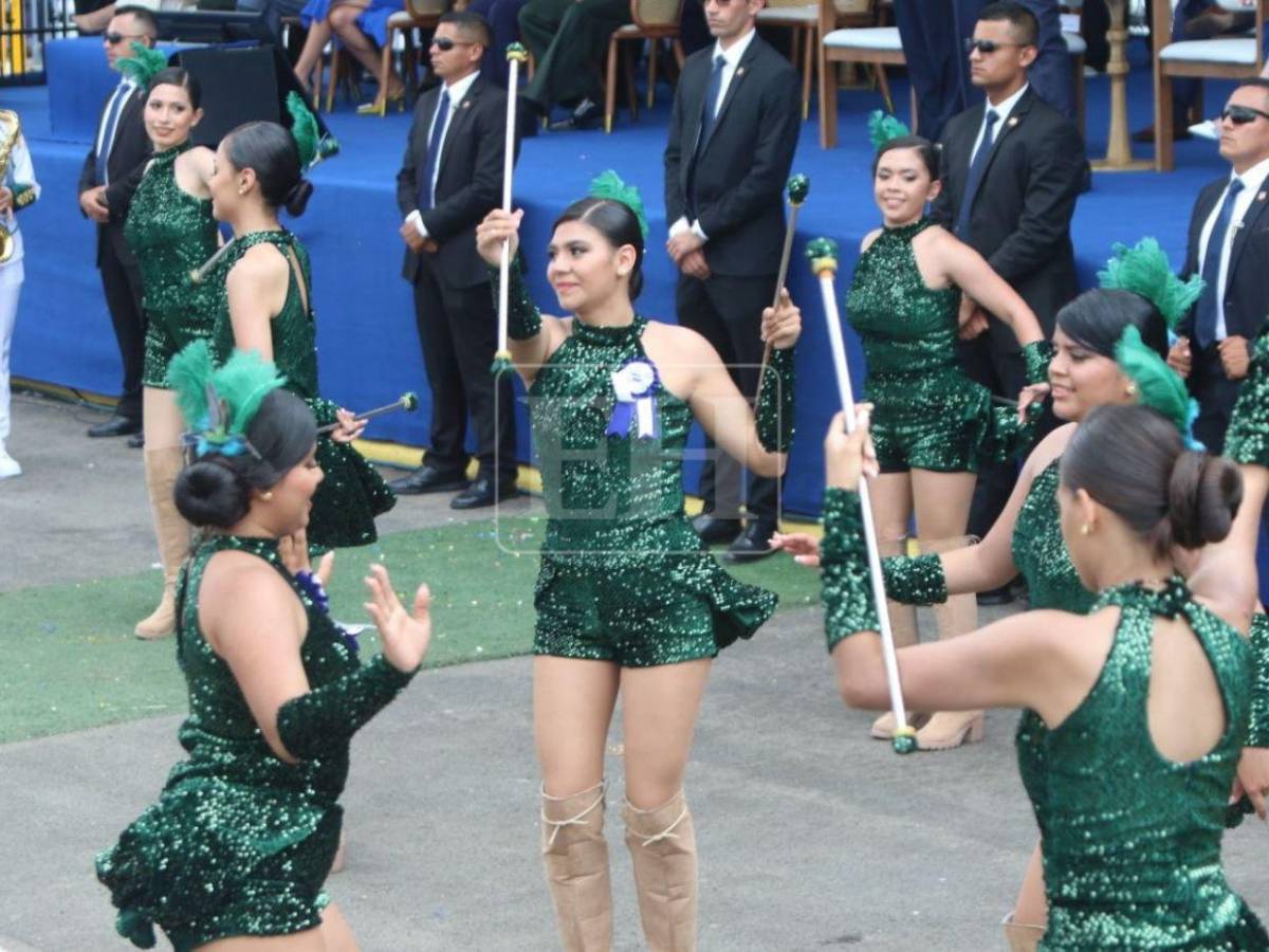 Las palillonas del Jesús Aguilar Paz deslumbran con sus brillantes trajes verdes este 15 de septiembre