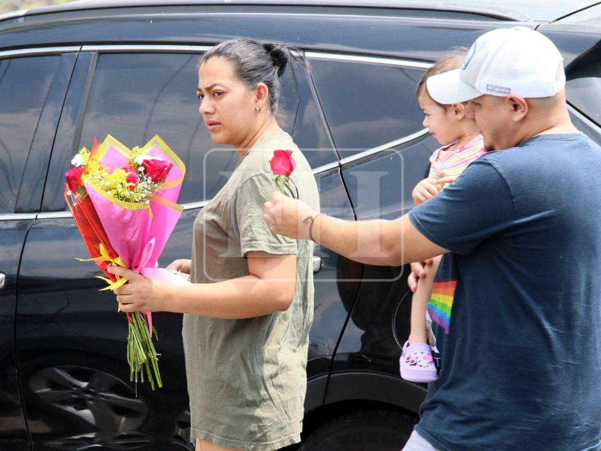 Flores y alegría llenan las calles de Tegucigalpa en celebración del Día de la Madre