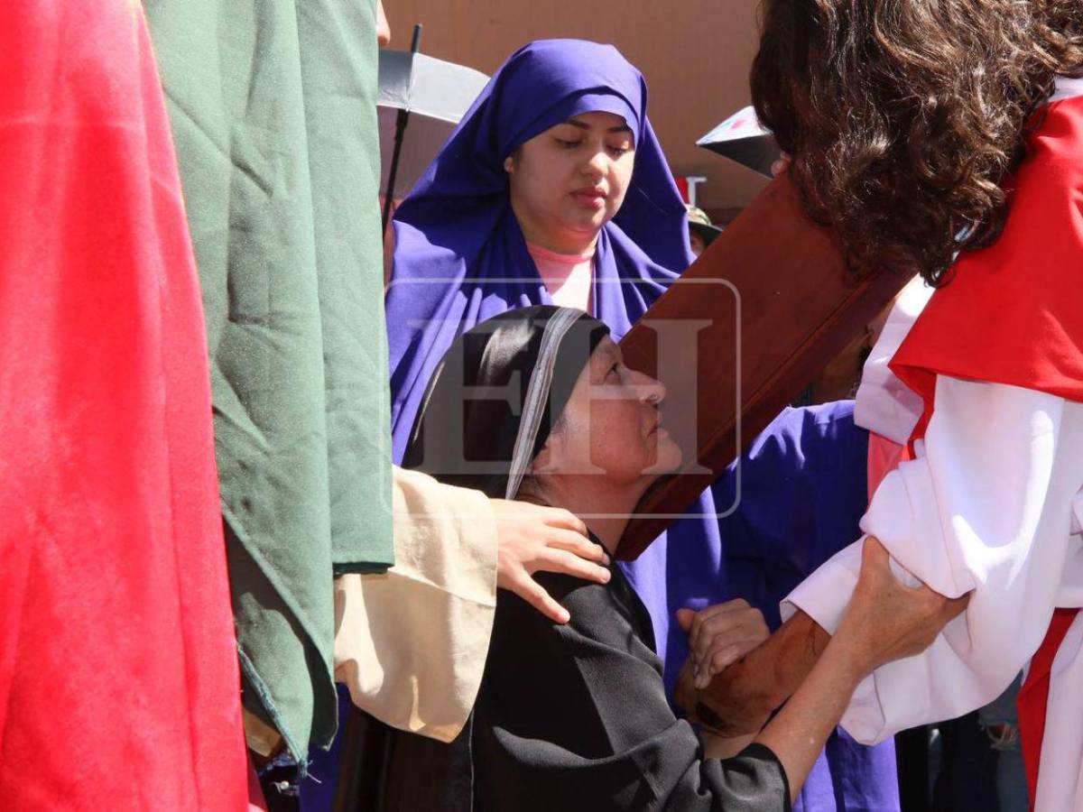 Desde su condena hasta su muerte: así se recorrieron las 14 estaciones del viacrucis