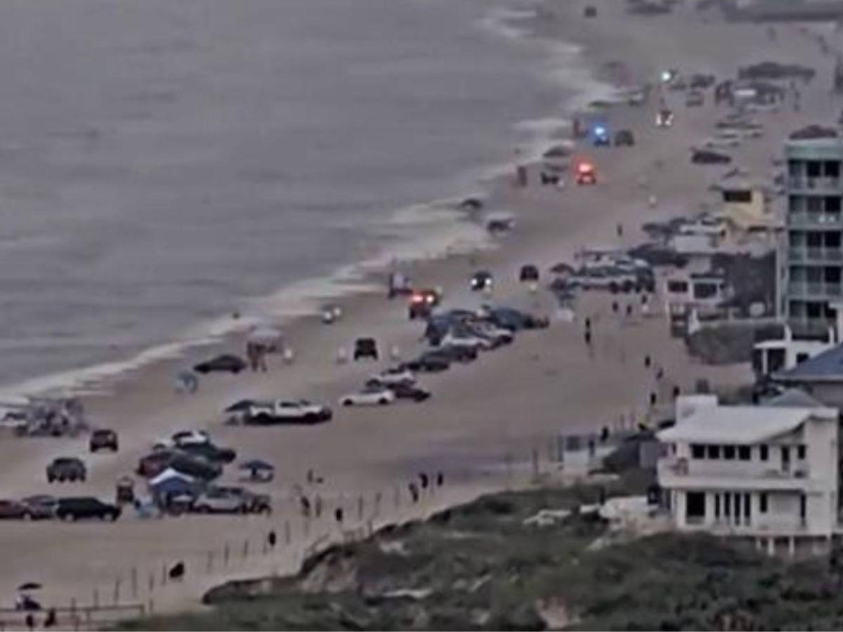 Turista muere alcanzado por rayo en playa de Florida durante luna de miel