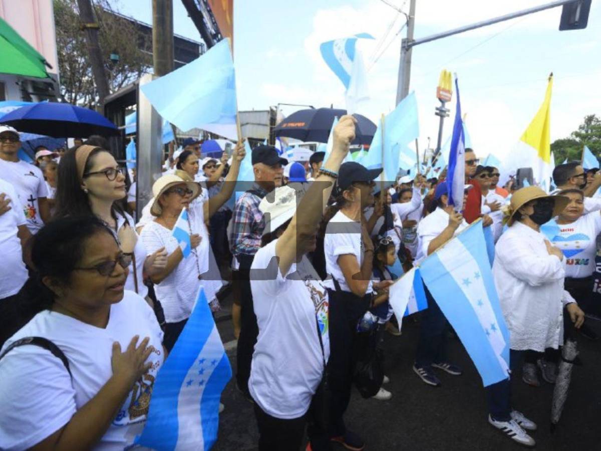 Con fe y devoción, cientos de personas caminaron por la paz y democracia en SPS