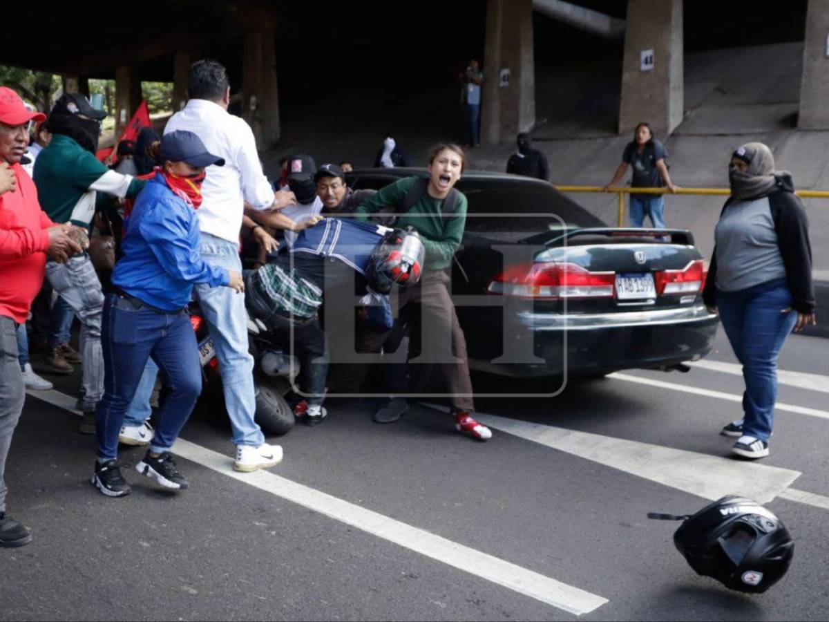 En fotos: con puñetazos y patadas, militantes de Libre atacan a motociclista cerca del CLE