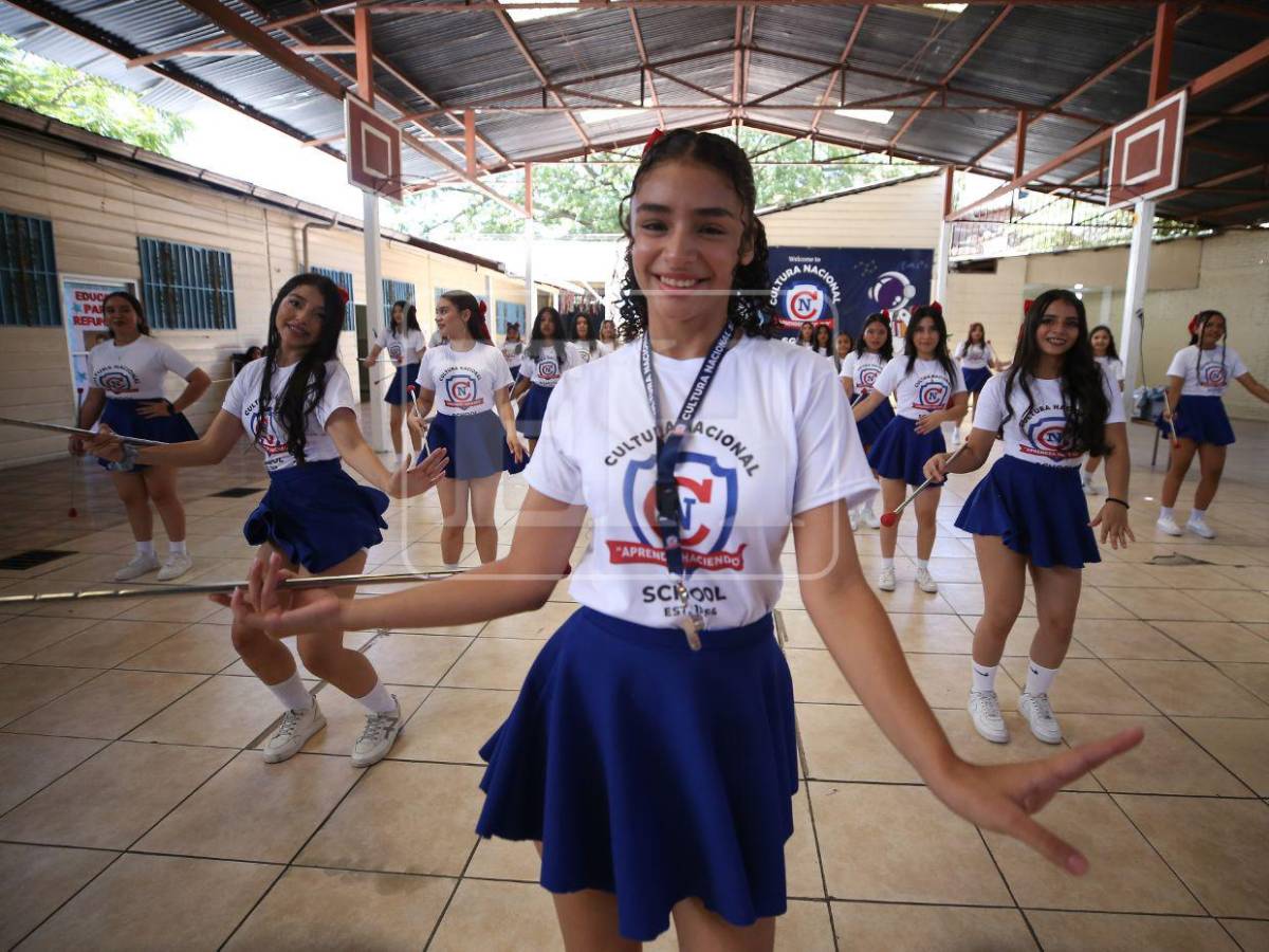 El 15 solo desfiló un ratito, recuerda maestra de Emily, palillona del Cultura Nacional