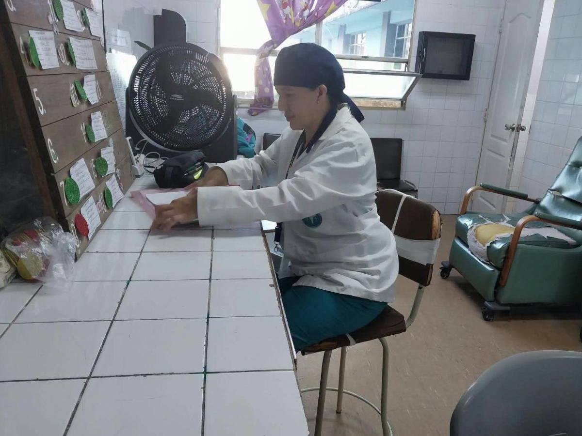 Floridalia Aguilar, viral por su manifestación durante discurso de Nasry Asfura, revela que aún no es doctora