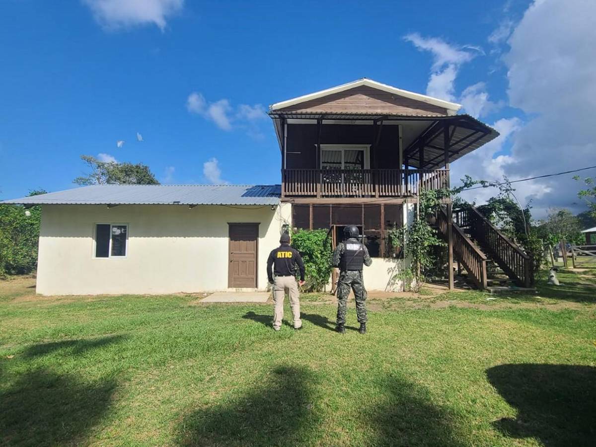 Confiscan bienes a supuesto narco en norte de Honduras, tras incautarle 2,835 kilos de coca