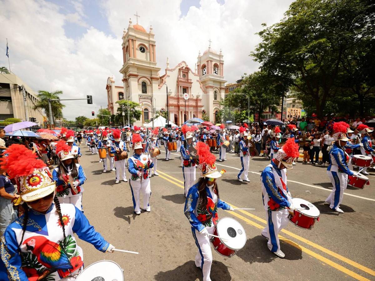 Las bandas con los trajes más espectaculares en los desfiles patrios 2026