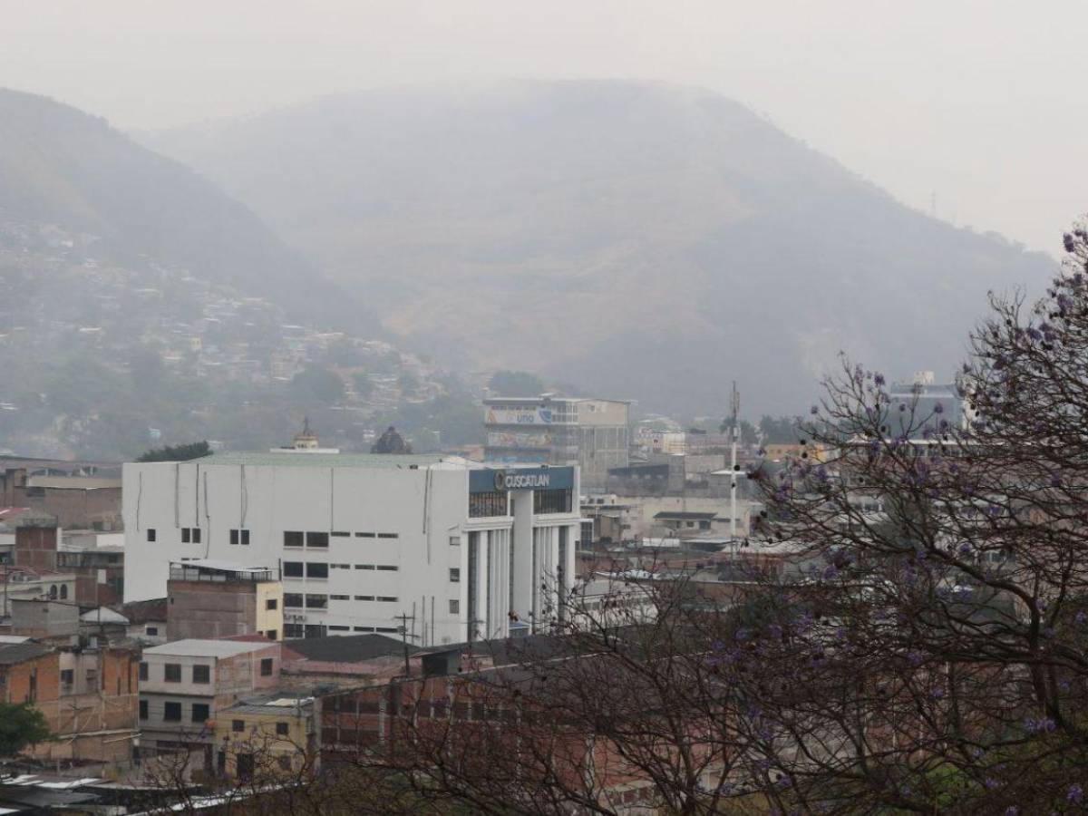 Con lluvias, así amaneció la capital este martes por frente frío