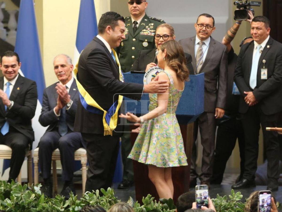 De la mano de su esposa, así recibió la banda municipal Juan Diego Zelaya