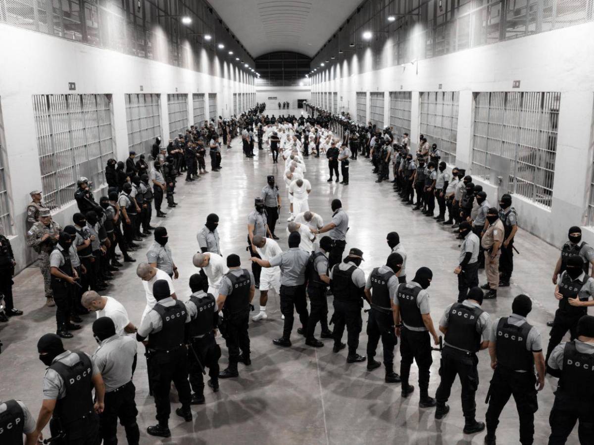 Las impactantes imágenes del envío de reos de la banda del Tren de Aragua a El Salvador