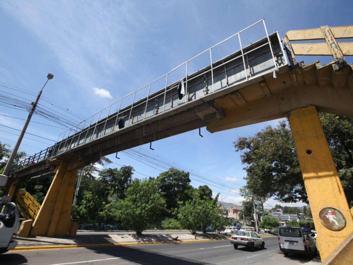 Enormes grietas y deterioro en el puente peatonal del Central y en el Hato de Tegucigalpa
