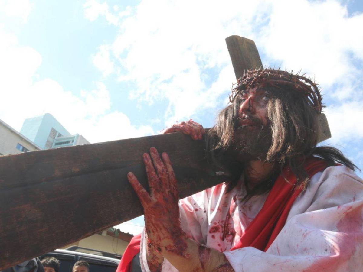 Mario y Erick, los hermanos que interpretaron a Jesús y a Satanás en Vía Crucis de la capital Mario y Erick, los hermanos que interpretaron a Jesús y a Satanás en Vía Crucis de la capital