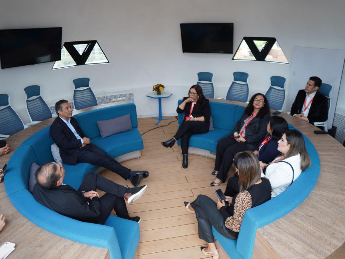 En el interior del Domo, Óscar Rodríguez, vicepresidente de innovación, explica cómo se cocinan los proyectos en este departamento del banco.