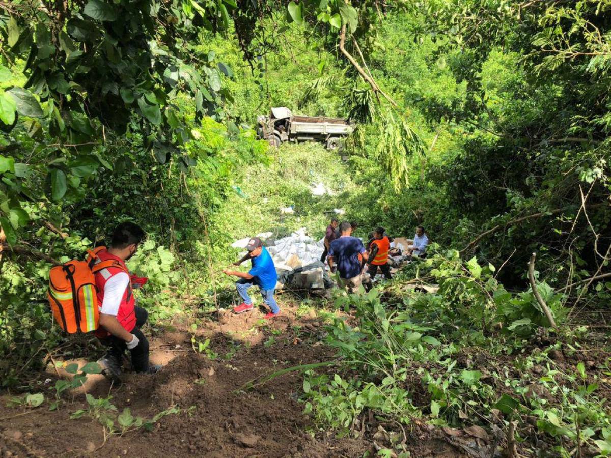 Cinco heridos tras accidente de camión militar que llevaba víveres en Cortés