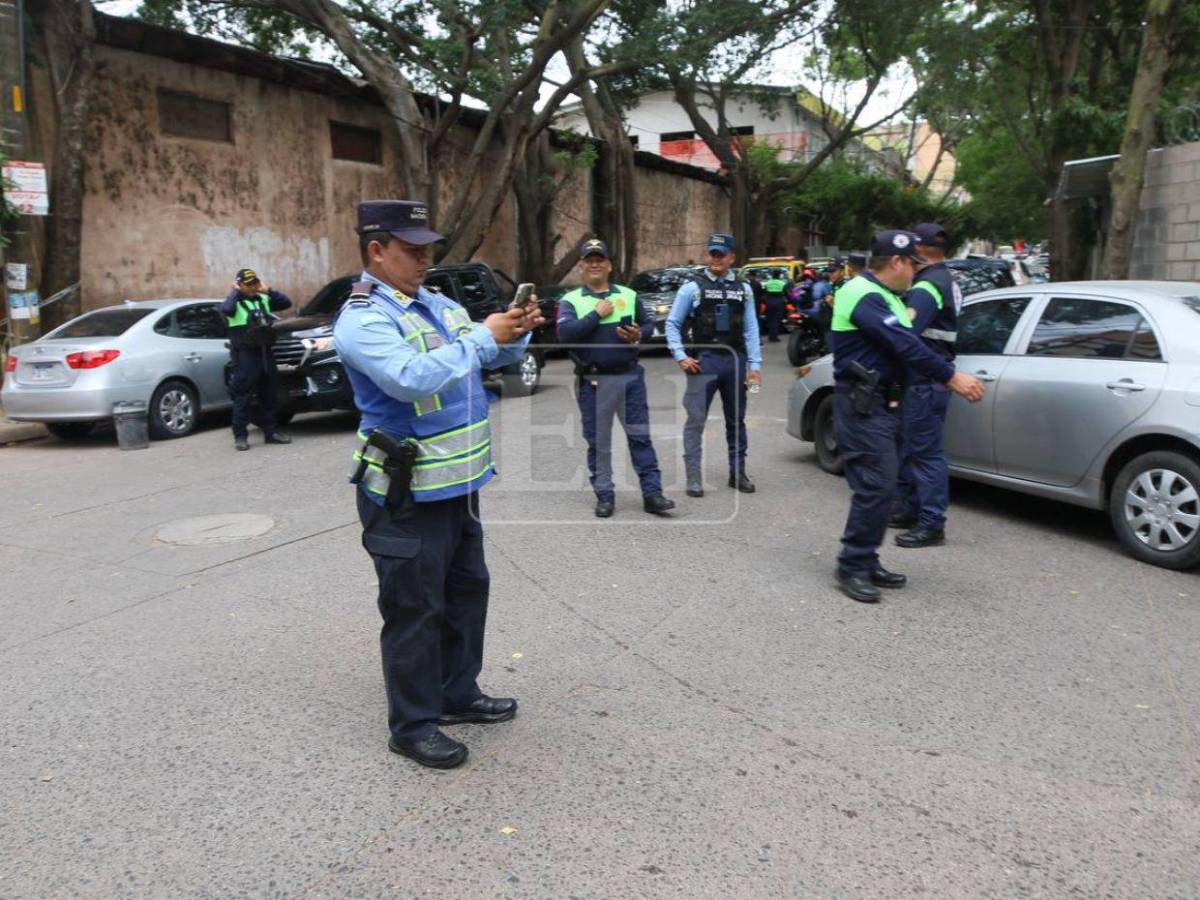 Pagarán más de L2 mil de multa: AMDC decomisa vehículos mal estacionados en la morgue capitalina