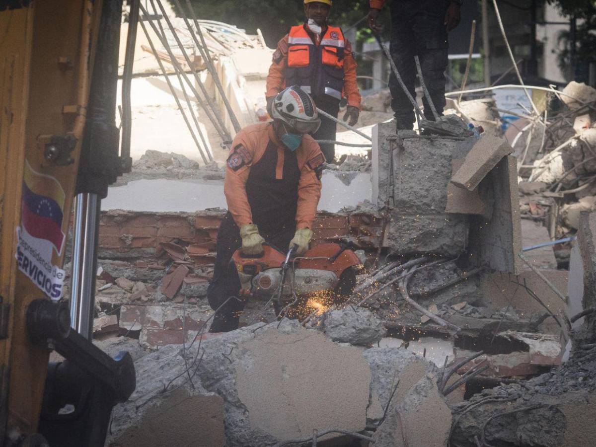 Bajo escombros buscan en Caracas a más víctimas tras los terremotos en Venezuela