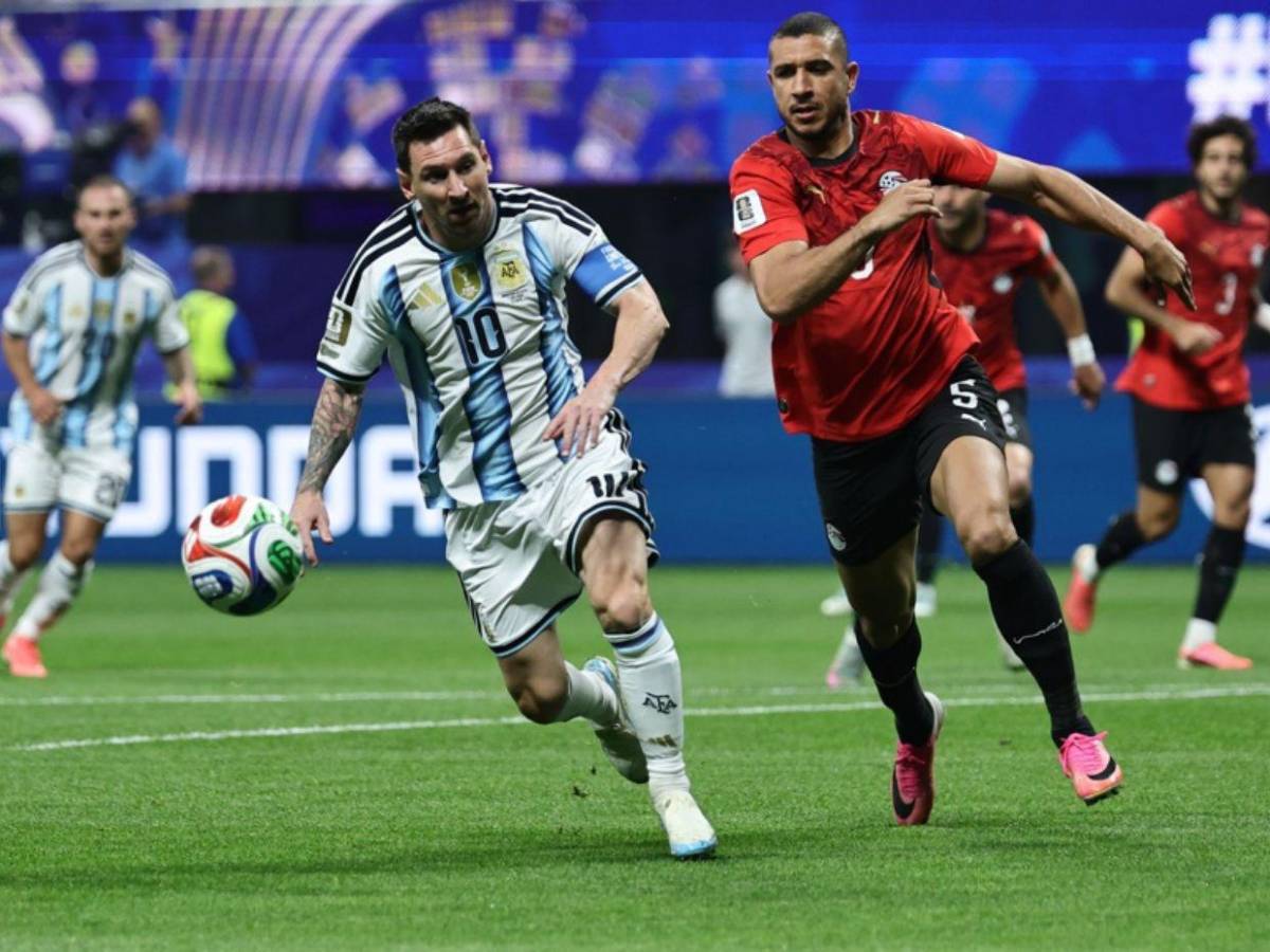 ¿Castigo o respaldo? La FIFA define el futuro del árbitro del Argentina-Egipto, tras ser señalado de amaño