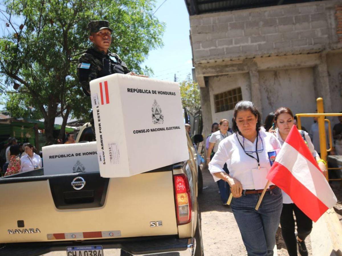 Después de 5 horas, maletas electorales llegan a la Escuela República de Nicaragua