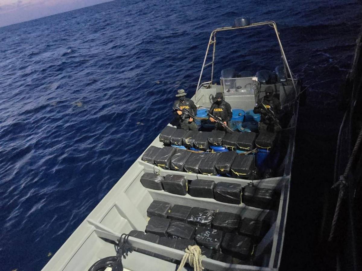 Incautan 36 fardos de drogas tras operativo en Barra Patuca; varios habían sido lanzados al mar