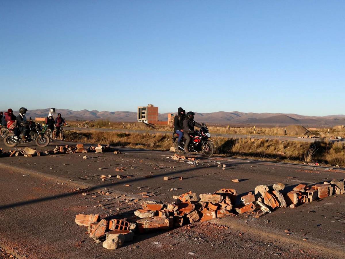Más de 47 detenidos y 5 heridos tras desbloqueo de carreteras en Bolivia
