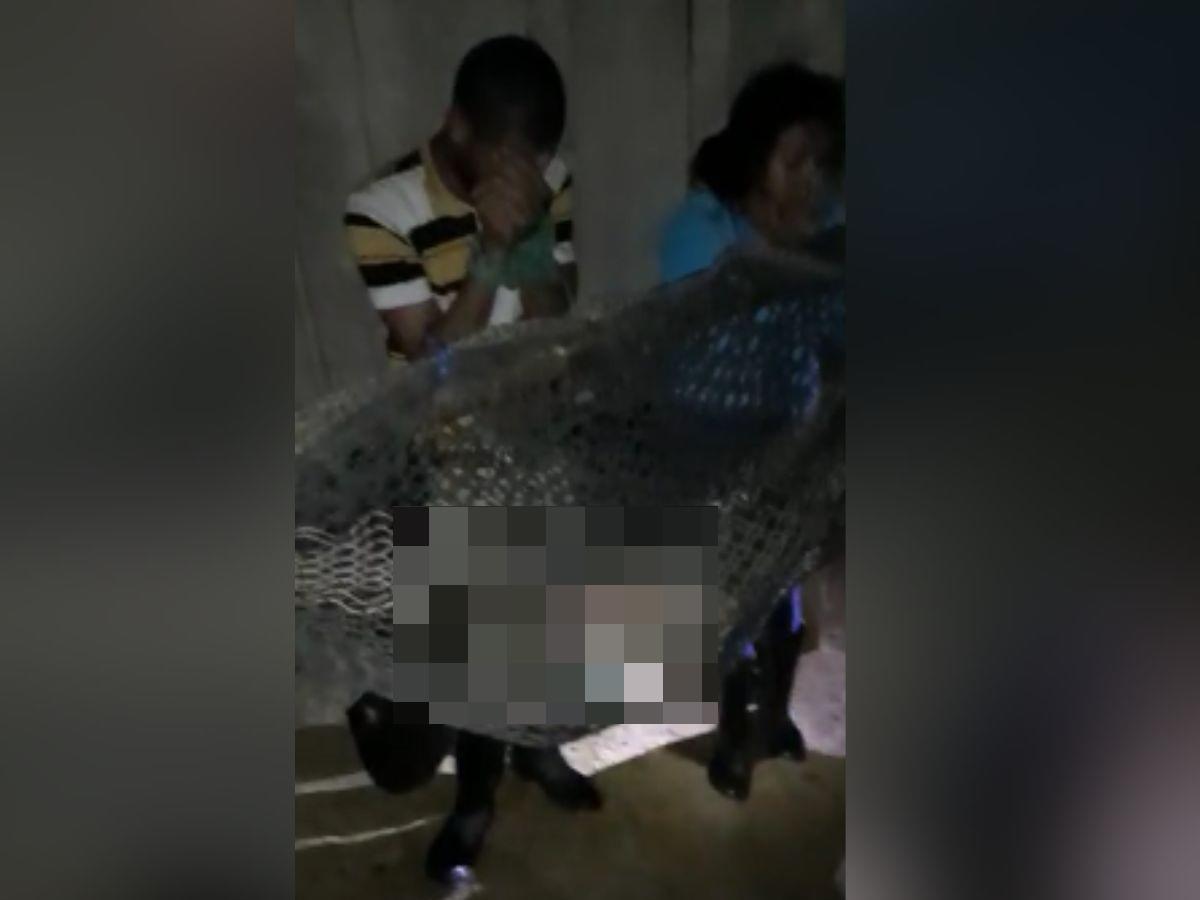 Vecinos obligaron a la pareja a ver los restos de su pequeño hijo, que yacía en una hamaca. Ambos lloraban, pero nadie cree en su arrepentimiento.