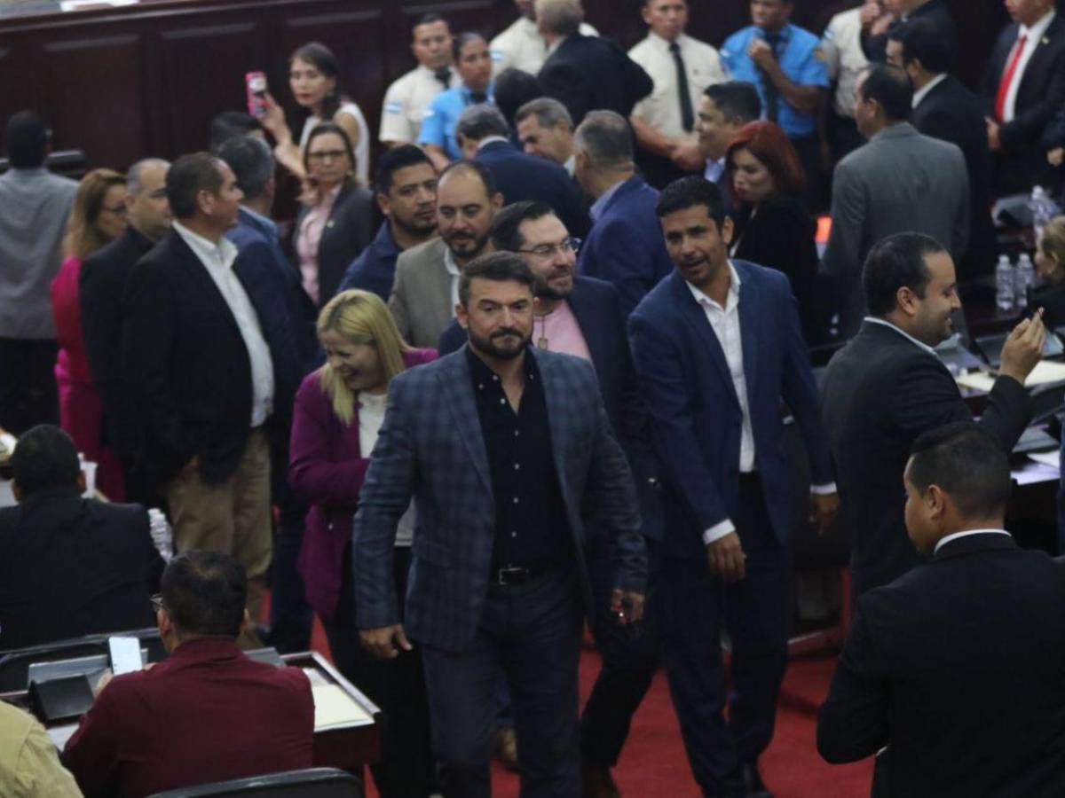 Diputados liberales abandonan el Congreso tras ataques contra Salvador Nasralla