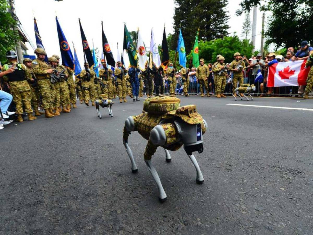 FOTOS: Perros robot sorprenden durante desfile de Independencia en El Salvador