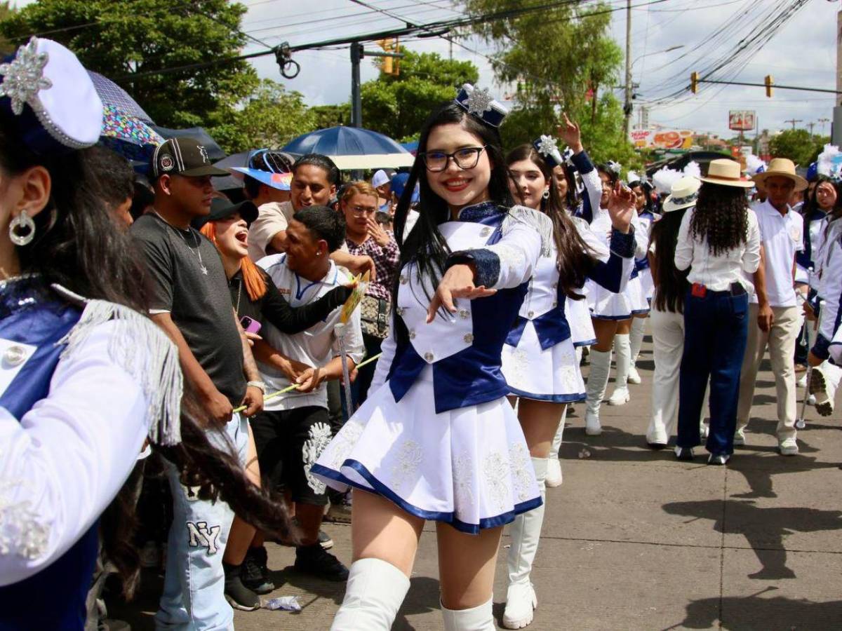 Con preparadas coreografías y atuendos cívicos, palillonas del Hibueras rindieron honor a la patria