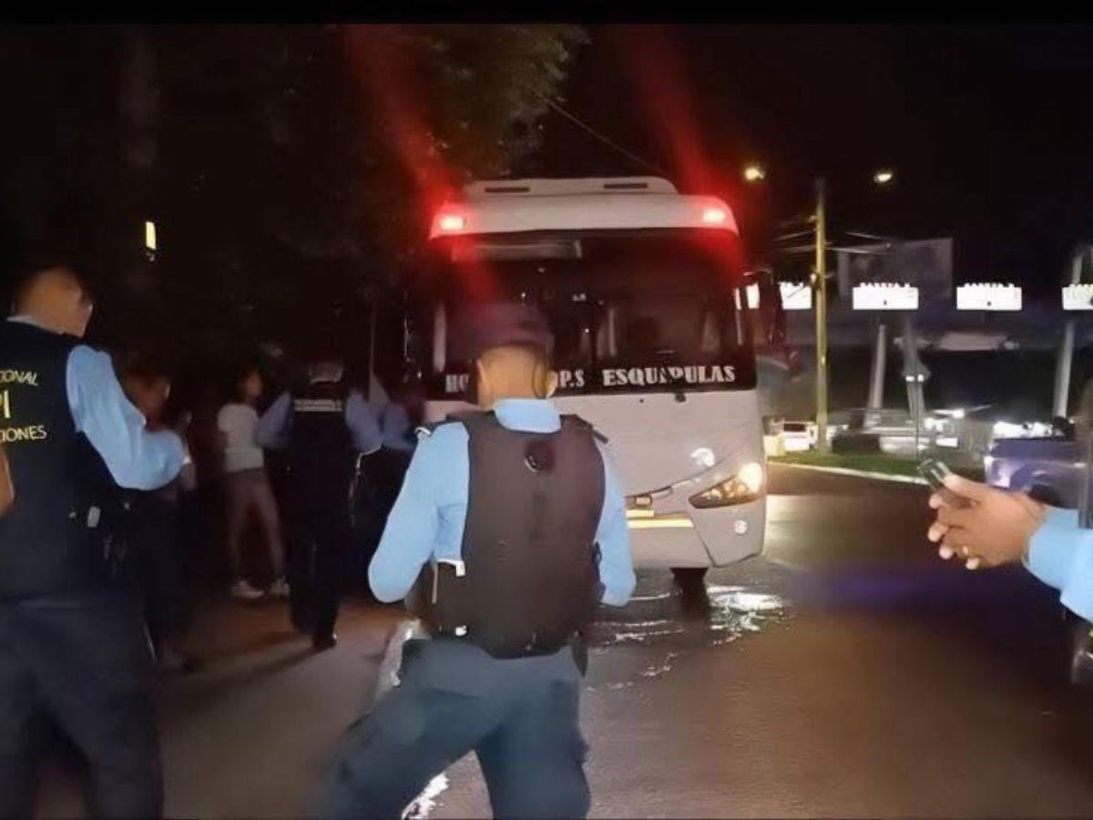 Sicario se subió al bus y lo acribilló: Kevin Flores quedó dentro de la unidad  desangrándose