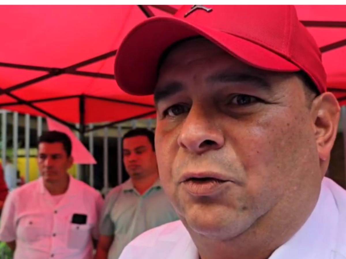 Jorge Aldana llega a ejercer el sufragio, pero aún no hay urnas en la Facultad de Medicina