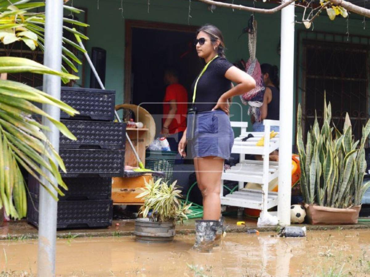 Casas llenas de lodo: ciudadanos en Santa Cruz de Yojoa hacen limpieza tras inundaciones