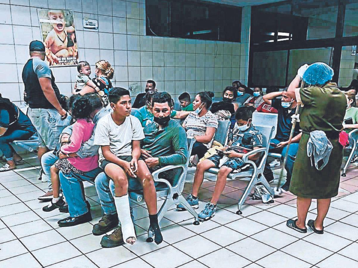 En la sala de Pediatría del Seguro Social de La Granja se refleja tristeza en los ojos de los padres porque no atienden a sus hijos.