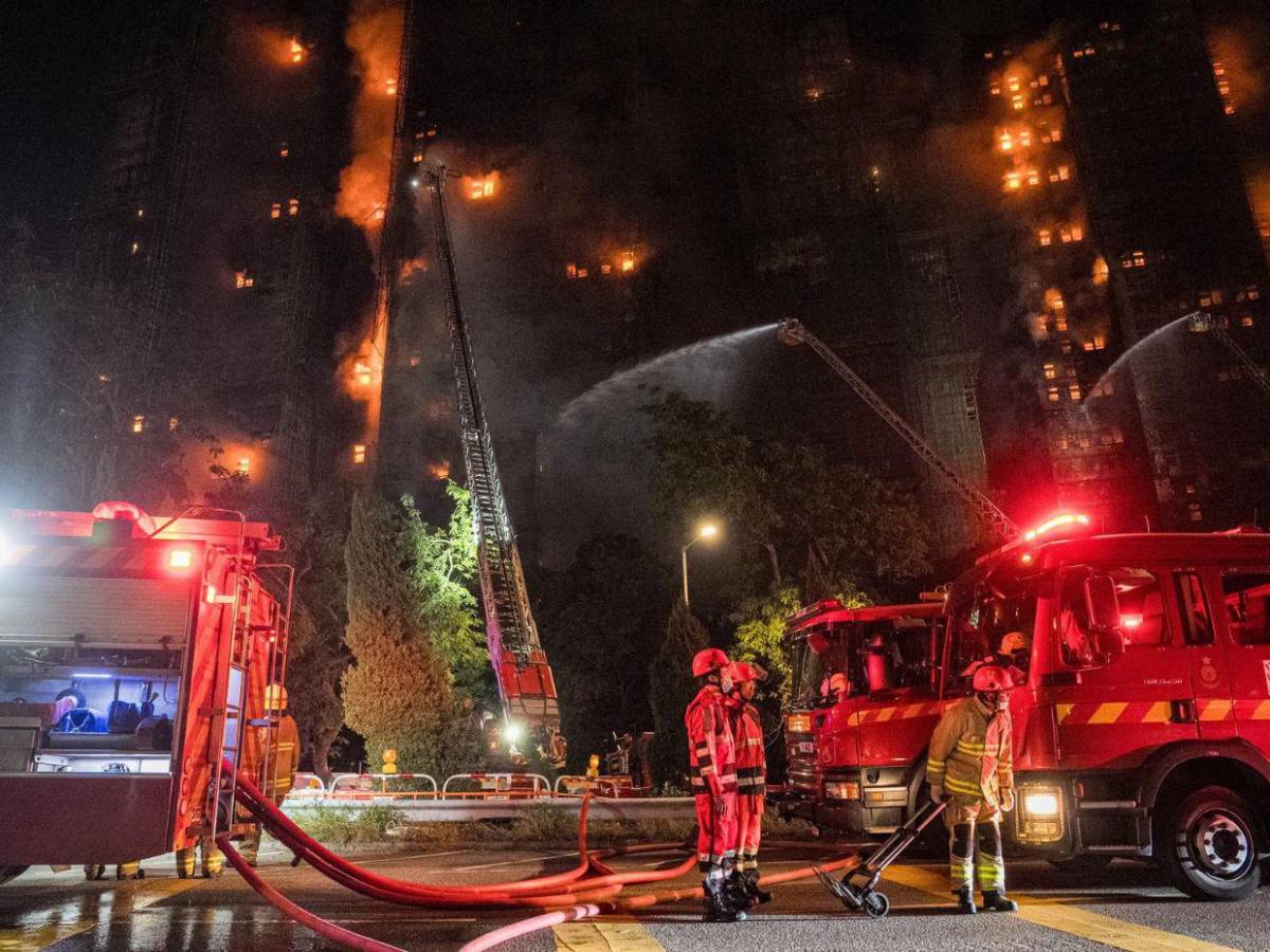 Sube a 36 la cifra de muertos por voraz incendio en edificios de Hong Kong
