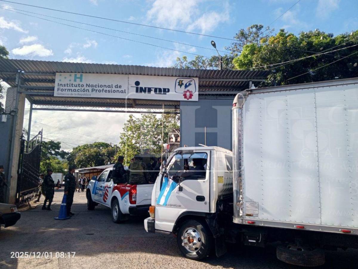 Bajo resguardo militar retornan camiones con material electoral a las bodegas del Infop