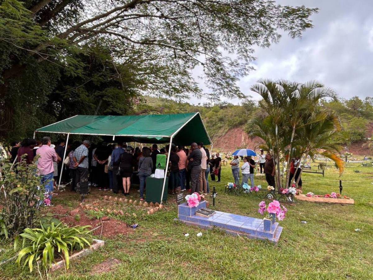 Dan último adiós a Lizeth, hija de reconocida jueza que murió intentando cruzar el bulevar FF AA