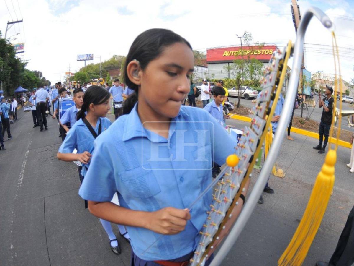 Música, color y ritmo: así se viven los desfiles escolares este domingo en la capital